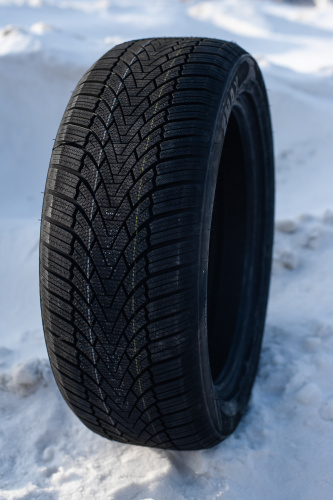 фото протектора и шины WINTERHAWKE I Шина ZMAX WINTERHAWKE I 235/45 R17 97H