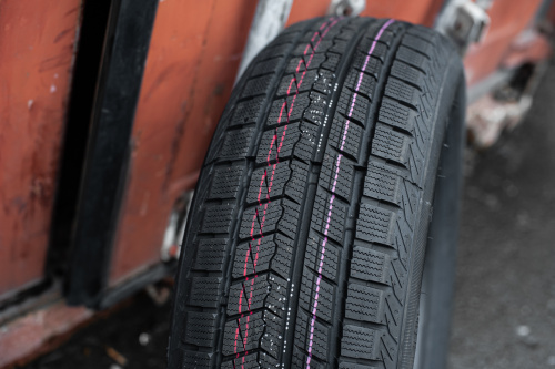 фото протектора и шины ICEPIONEER 868 Шина ZMAX ICEPIONEER 868 215/60 R17 96H